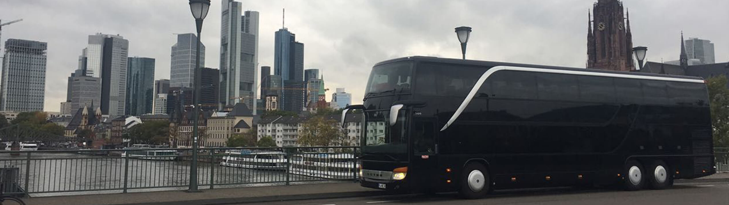 Luxury coach in front of the Frankfurt skyline